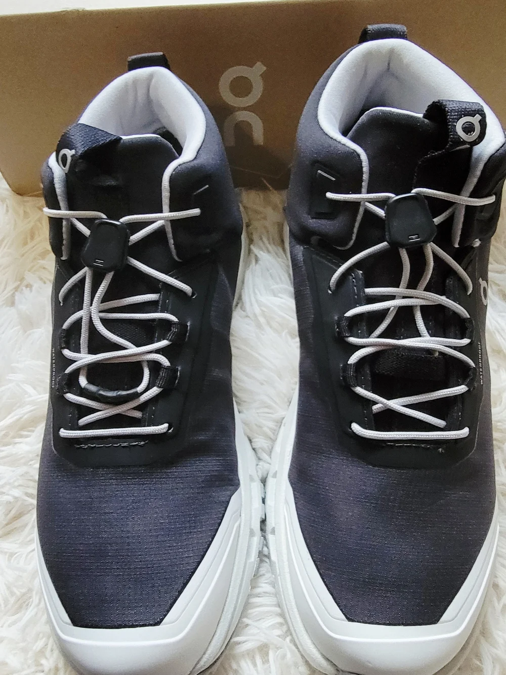 NIB On Kid's Cloudhero Waterproof Mid-Top Trail Sneakers in Gray and White Sz Y5